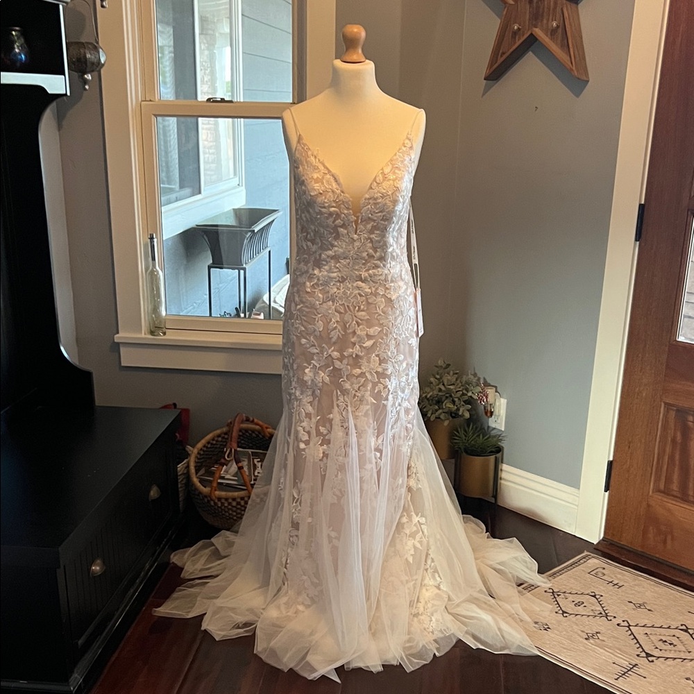 JJ’s House  Bridals Ivory Lace Gown